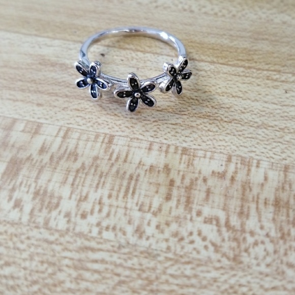 Sterling silver dazzling daisies ring - Picture 2 of 4